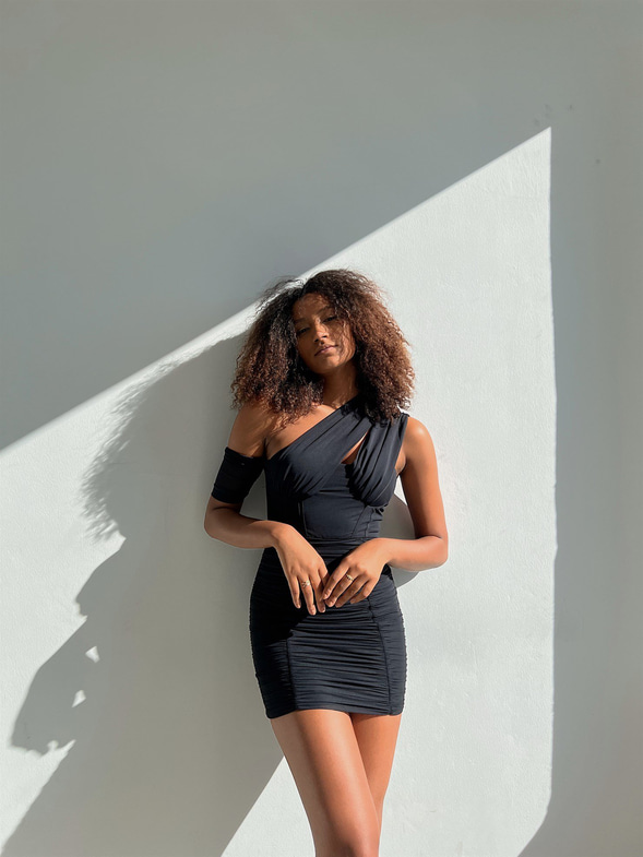 Göğüsü Pencere Detaylı Drapeli Tek Omuz Zanna Kadın Siyah Mini Elbise 22Y000399