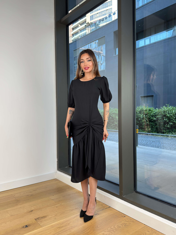 Yarım Kol Eteği Büzgülü Helrolda Siyah Kadın Elbise 25Y411