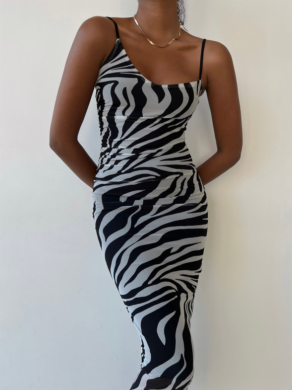 İnce Askılı Midi Boy Zebra Desenli Aldona Kadın Siyah Elbise 22Y000418