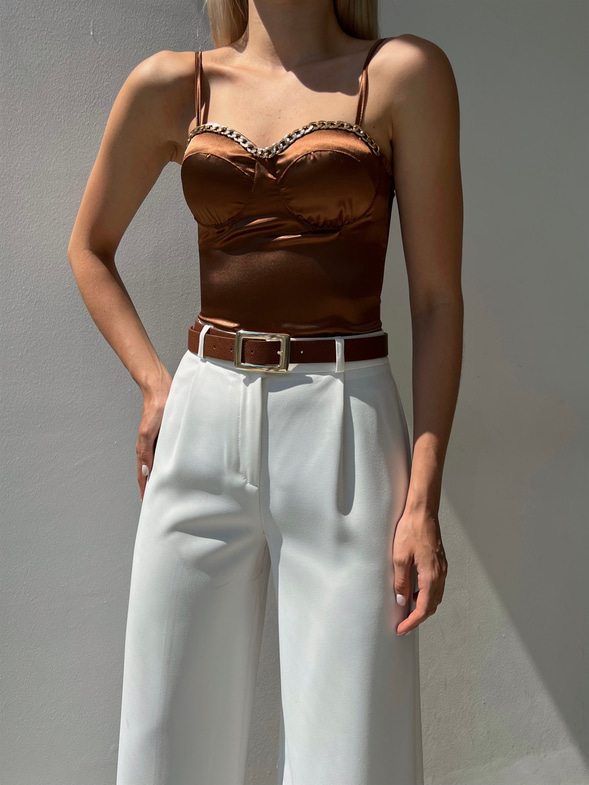 İnce Askılı Saten Göğüs Çevresi Zincir Detaylı Hillard Kadın Kahverengi Bodysuit 22Y000404