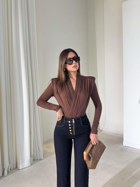 Kruvaze Yaka Vatkalı Drape Detaylı İnlay Kahve Kadın Bodysuit 26K411