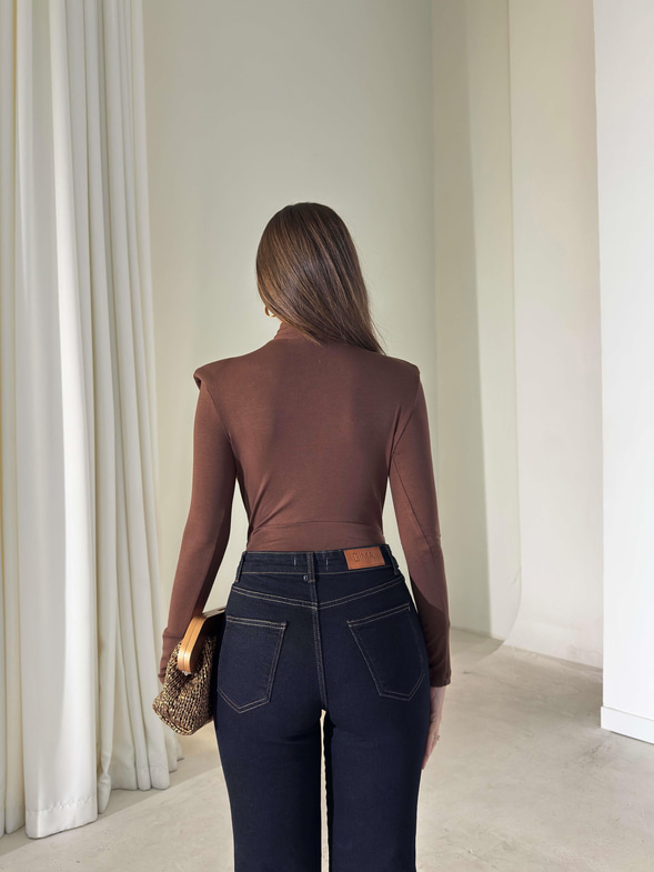 Kruvaze Yaka Vatkalı Drape Detaylı İnlay Kahve Kadın Bodysuit 26K411