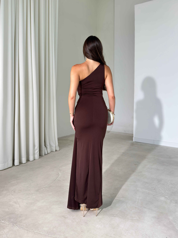 Tek Omuz Yırtmaçlı Aksesuar Detaylı Maxi Boy Kahverengi Janelle Kadın Elbise 26Y470