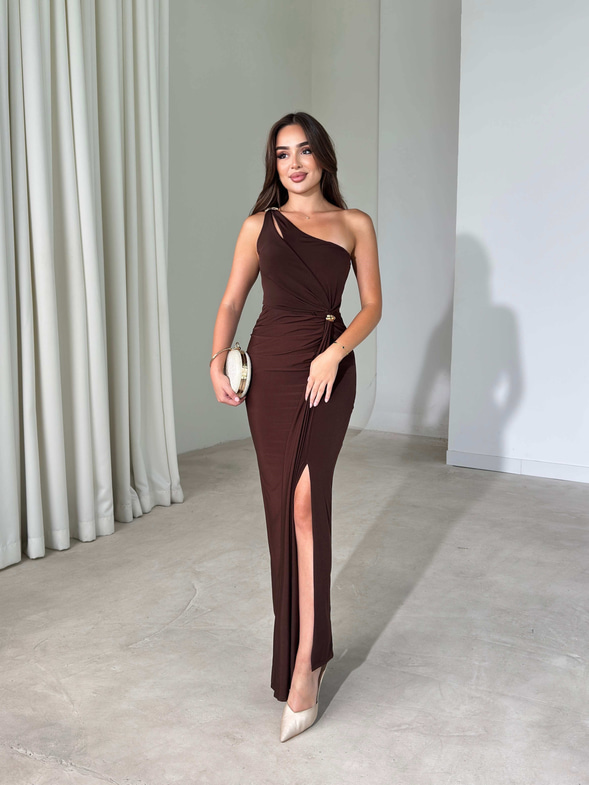 Tek Omuz Yırtmaçlı Aksesuar Detaylı Maxi Boy Kahverengi Janelle Kadın Elbise 26Y470