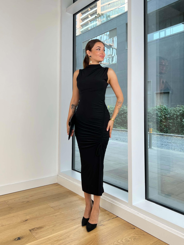 Boğazlı Kolsuz Yandan Büzgülü Jegel Kadın Siyah Midi Elbise 25K059