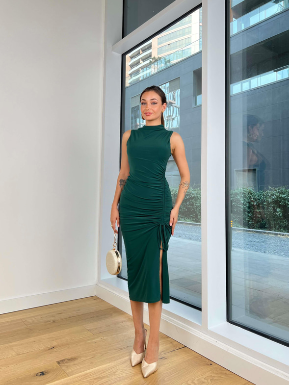 Boğazlı Kolsuz Yandan Büzgülü Jegel Kadın Zümrüt Midi Elbise 25K059