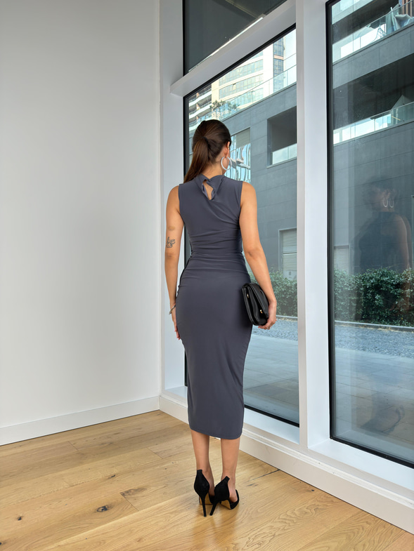 Boğazlı Kolsuz Yandan Büzgülü Jegel Kadın Füme Midi Elbise 25K059