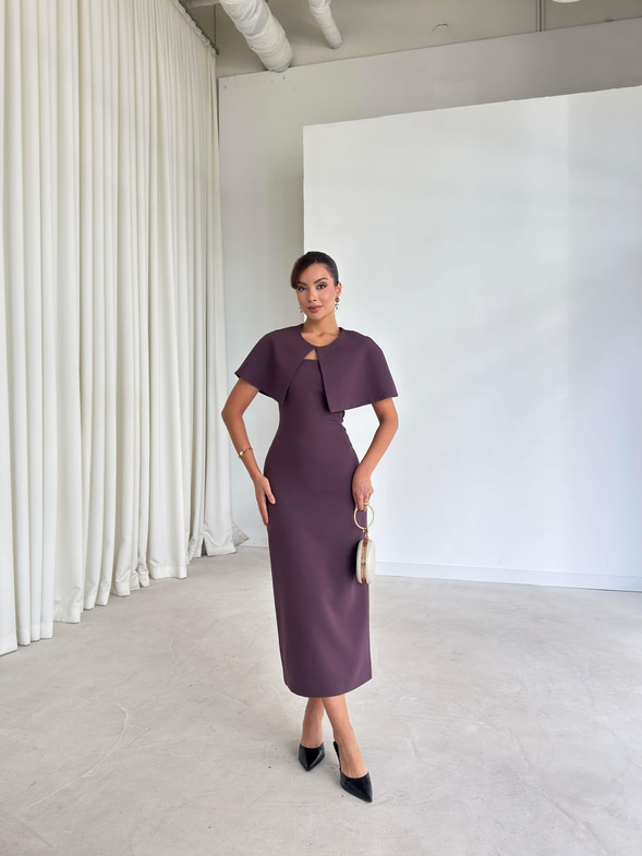 Pelerinli Straplez Arkası Yırtmaçlı Jeremy Mürdüm Kadın Elbise 26K257