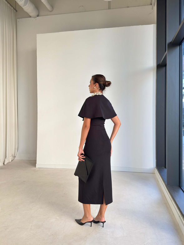 Pelerinli Straplez Arkası Yırtmaçlı Jeremy Siyah Kadın Elbise 26K257