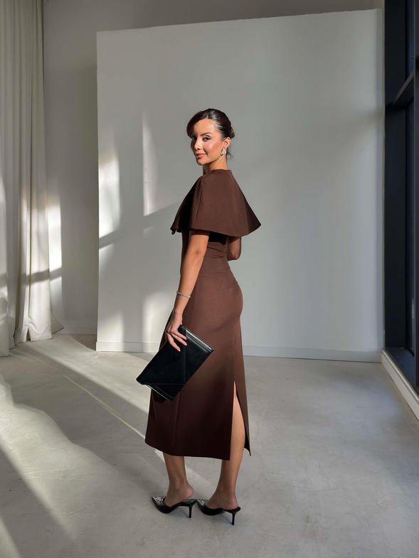 Pelerinli Straplez Arkası Yırtmaçlı Jeremy Kahve Kadın Elbise 26K257