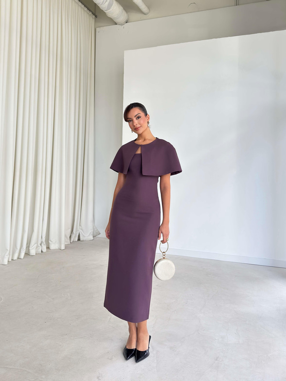 Pelerinli Straplez Arkası Yırtmaçlı Jeremy Mürdüm Kadın Elbise 26K257