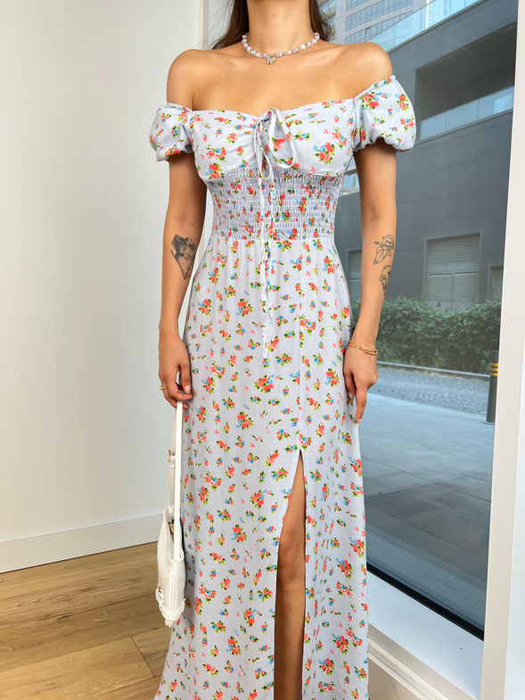 Düşük Omuz Bel Kısmı Gipeli Justina Kadın Çiçekli Mavi Uzun Elbise 24Y793