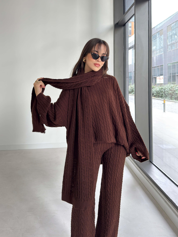 Oversize Kazak Bol Paça Pantolon Ve Atkılı Kalli Kadın Kahve Üçlü Triko Takım 26K093