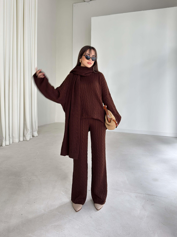 Oversize Kazak Bol Paça Pantolon Ve Atkılı Kalli Kadın Kahve Üçlü Triko Takım 26K093