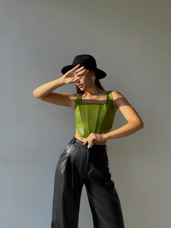 Kare Yaka Kalın Askı Korse Elian Vegan Deri Crop Bluz 23K000147