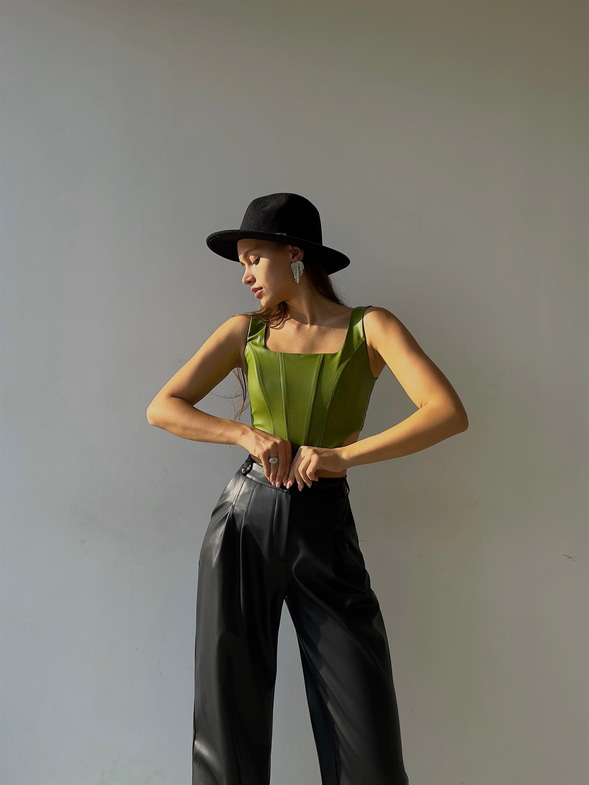 Kare Yaka Kalın Askı Korse Elian Vegan Deri Crop Bluz 23K000147
