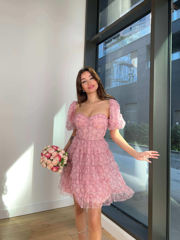 Kısa Balon Kol Eteği Katlı Kayron Kadın Pudra Mini Elbise 24Y068