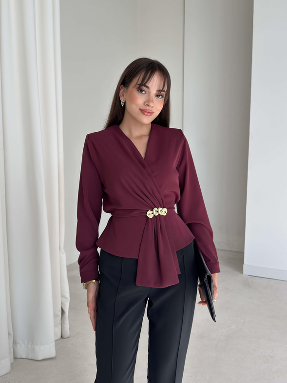 Beli Lastikli Aksesuarlı Kolları Düğmeli Kruvaze Yaka Kelnide Kadın Bordo Bluz 26K102