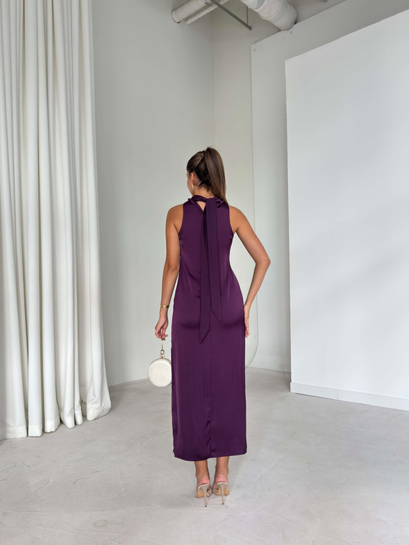 Aksesuarlı Boyundan Bağlamalı Saten Kenli Mor Kadın Elbise 26K089