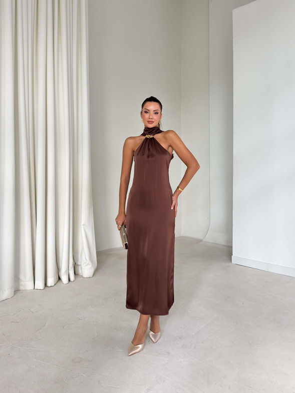 Aksesuarlı Boyundan Bağlamalı Saten Kenli Kahve Kadın Elbise 26K089