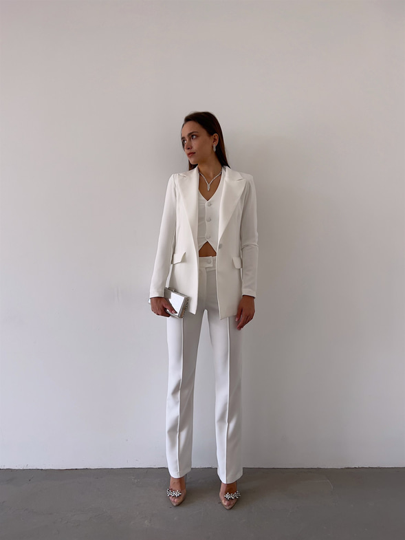 Düğme Kapamalı Alt Yanları Cepli Kesley Kadın Beyaz Üçlü Takım 23K000248