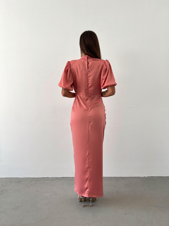Kısa Kol Saten Önden Yırtmaçlı Drape Gage Kadın Pudra Elbise 22K000431