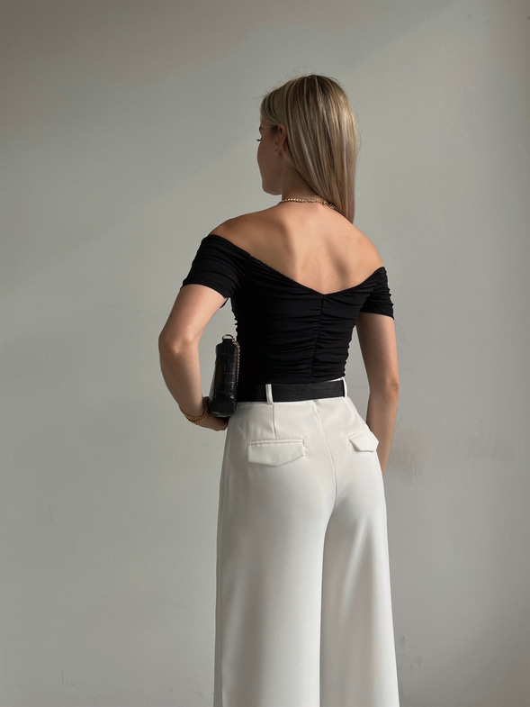 Kısa Kollu Madonna Yaka Büzgülü Jocosus Kadın Siyah Bluz 22Y000394