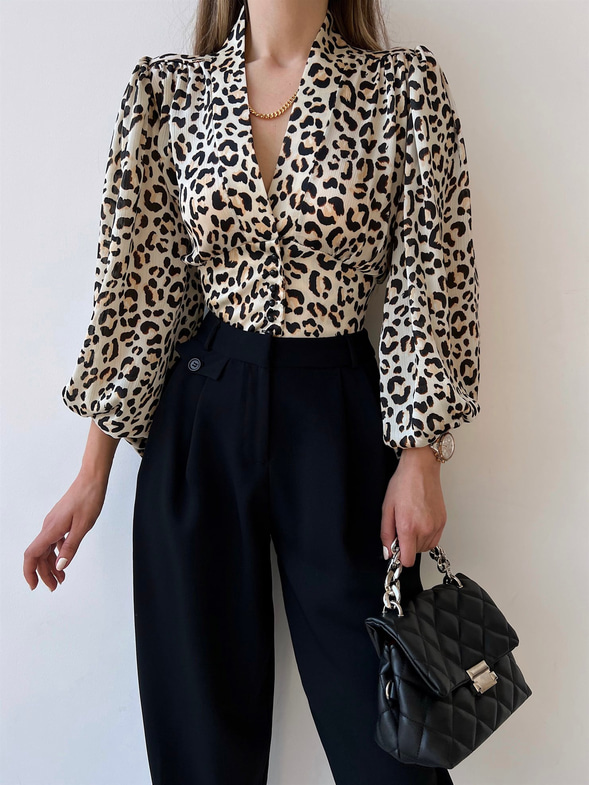 Kol Ve Bel Kısmı Lastikli Önden Düğmeli Heidi Kadın Leopar Bluz 22Y000278