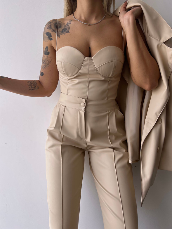 Kuplu Bluz Blazer Ceket Ve Pantolon Eline Kadın Bej Vegan Deri Üçlü Takım 23K000171