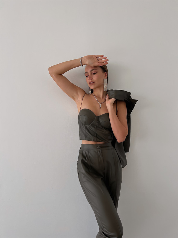 Kuplu Bluz Blazer Ceket Ve Pantolon Eline Kadın Haki Vegan Deri Üçlü Takım 23K000171