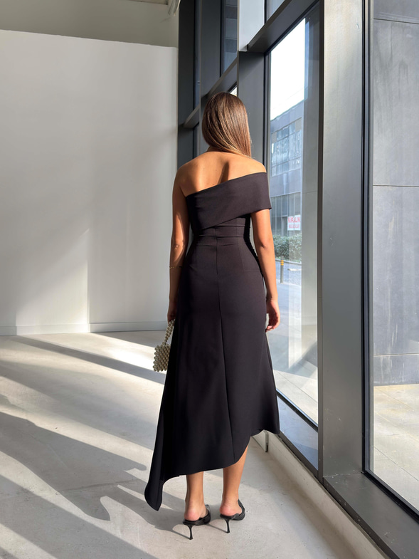 Eteği Ve Yakası Asimetrik Lamleri Siyah Kadın Midi Elbise 26K200