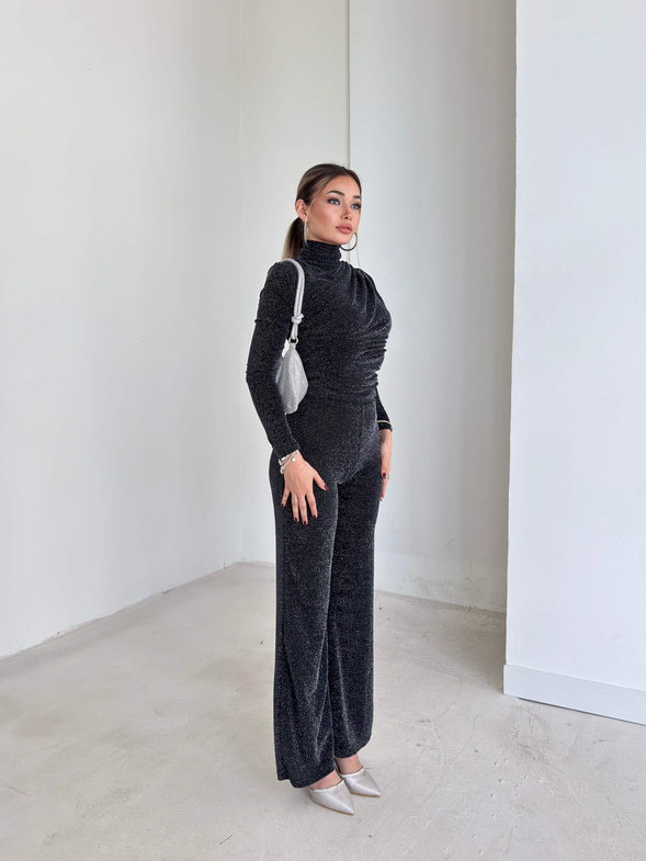 Parlak Boğazlı Drape Detaylı Ledila Siyah Kadın Bluz 26K150