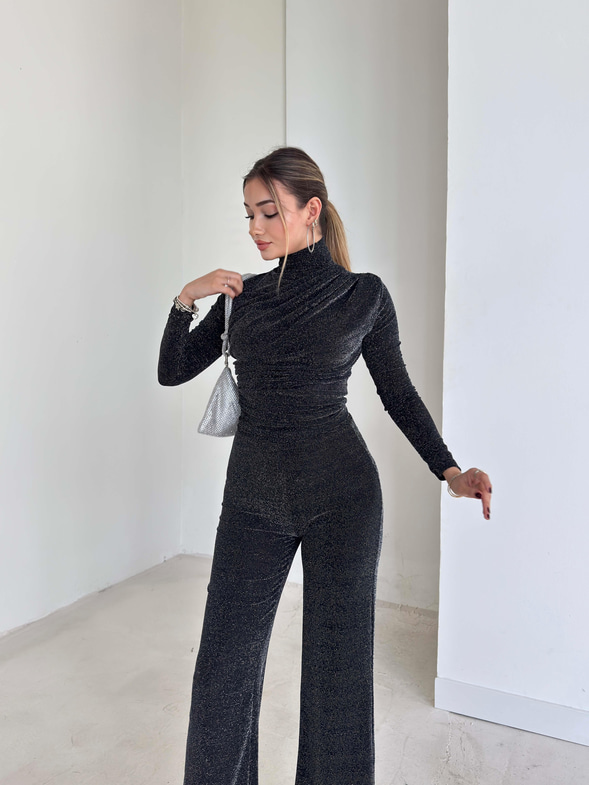 Parlak Boğazlı Drape Detaylı Ledila Siyah Kadın Bluz 26K150