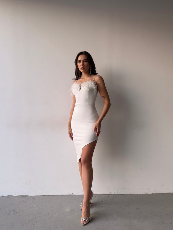 İnce Askılı Önü Tüy Detay Asimetrik Kesim Lora Kadın Beyaz Elbise 23K000394