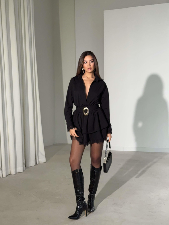 Üstü Düğmeli Yakalı Eteği Katlı Ucu Dantelli Kemerli Margie Siyah Kadın Elbise 26K401