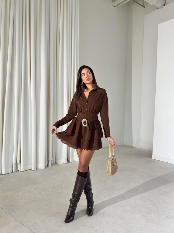 Üstü Düğmeli Yakalı Eteği Katlı Ucu Dantelli Kemerli Margie Kahve Kadın Elbise 26K401