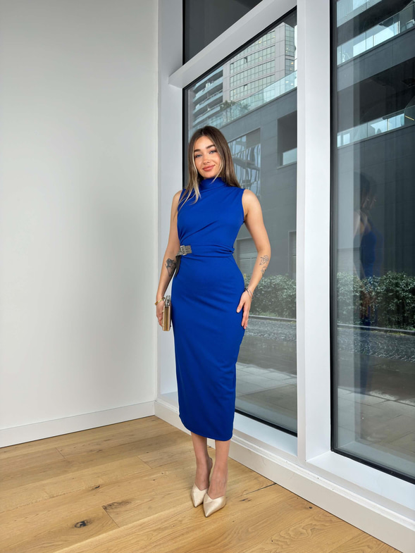 Balıkçı Yaka Kolsuz Drapeli Taşlı Kemer Detaylı Melida Saks Kadın Midi Elbise 25K442