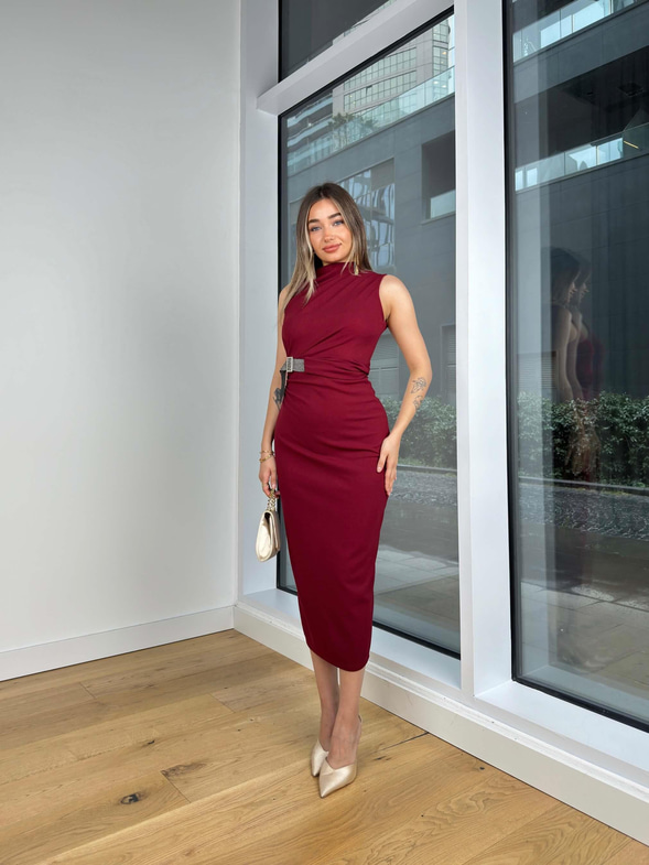 Balıkçı Yaka Kolsuz Drapeli Taşlı Kemer Detaylı Melida Bordo Kadın Midi Elbise 25K442