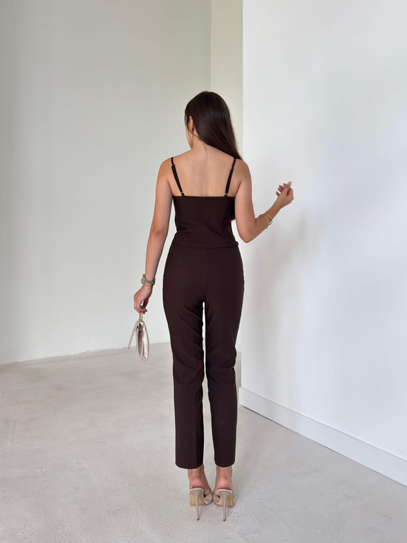 Fiyonk Detaylı Ayarlanabilir Askılı Yandan Fermuarlı Naldir Kadın Kahve Tulum 26K097