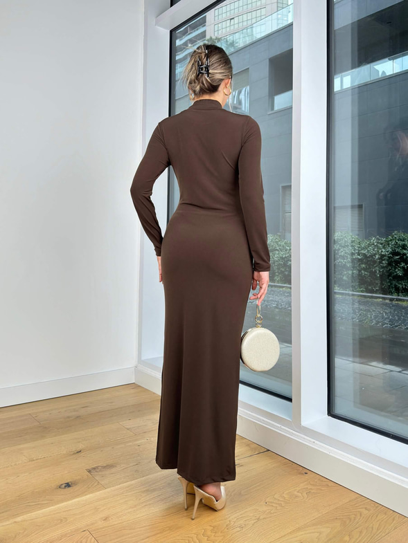 Yarım Boğazlı Uzun Kollu Göğüs Büzgülü Ve Aksesuarlı Naysa Kahve Kadın Elbise 25K446