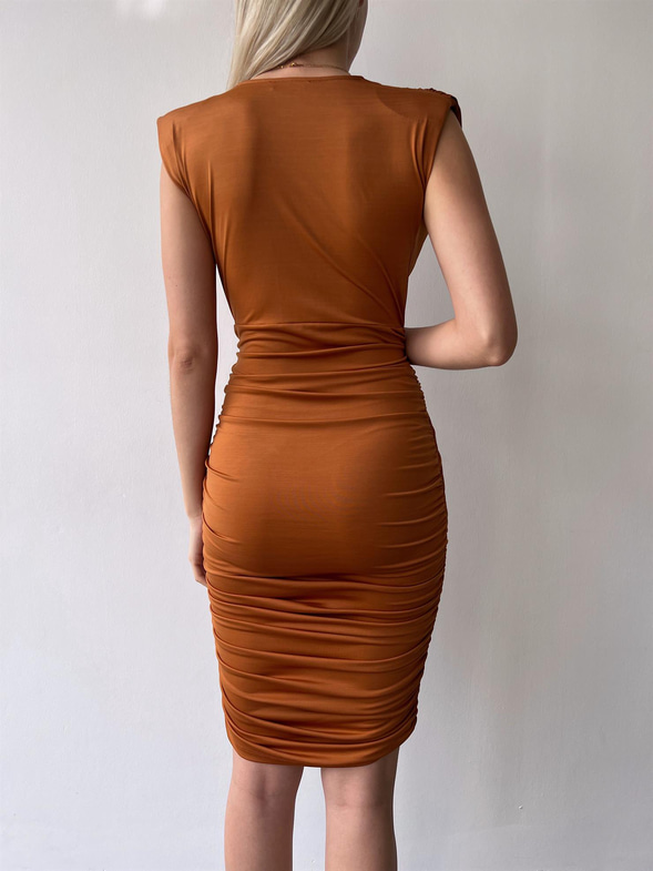 Omzu Vatkalı Drape Detaylı Kadın Tarçın Midi Elbise 21Y000399
