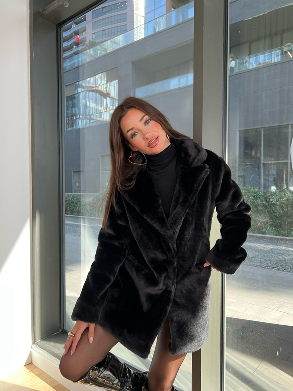 Önü Çıtçıt Kapamalı Yanları Cepli Audrey Kadın Siyah Peluş Mont 22K000252