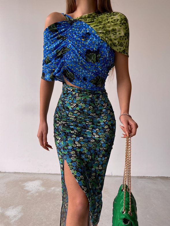 Parçalı Bel Omuz Dekolteli Yandan Yırtmaçlı Casandra Kadın Renkli Elbise 22Y000028