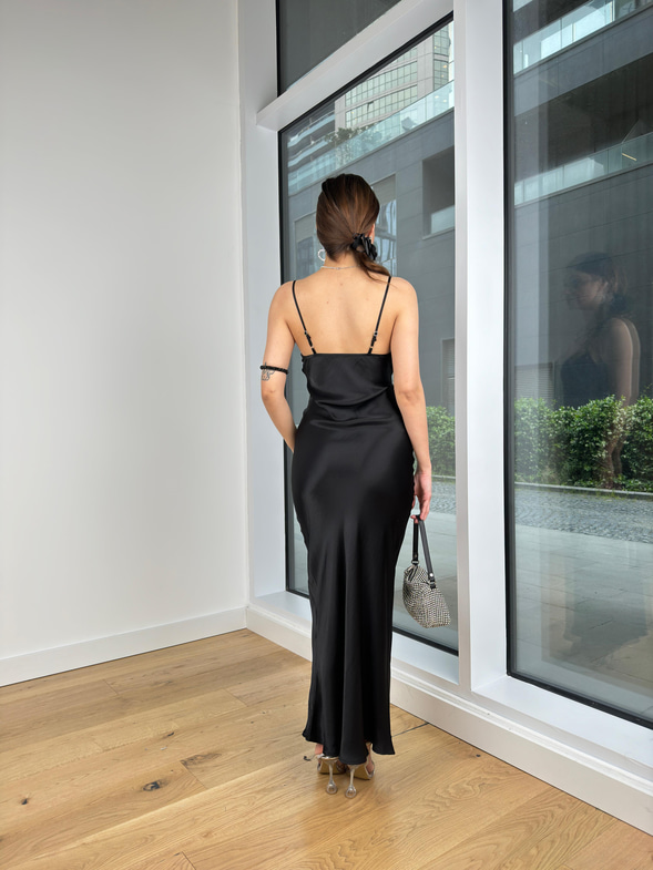 Ayarlanabilir Askılı V Yaka Paulina Kadın Siyah Maxi Saten Elbise 24Y529