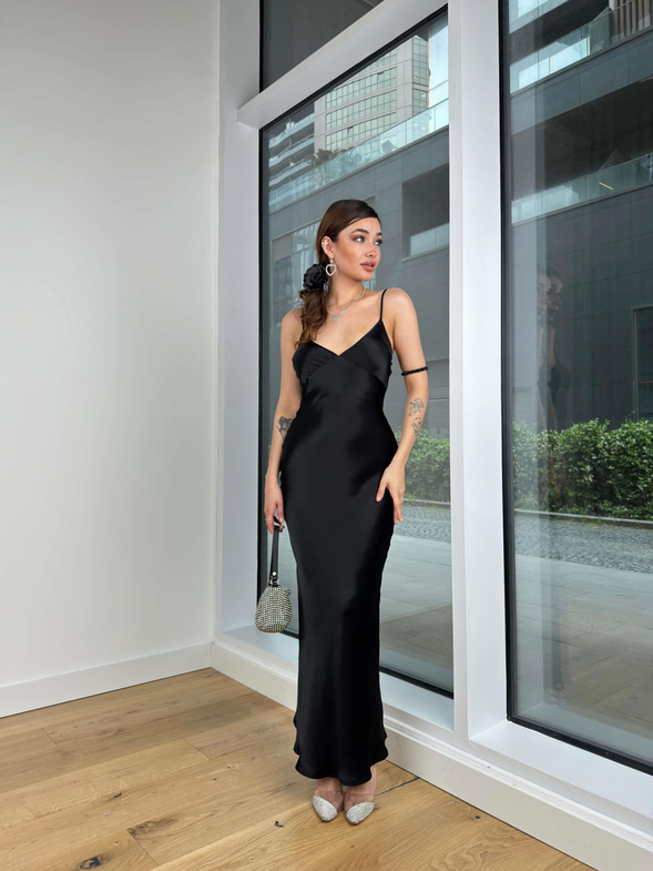 Ayarlanabilir Askılı V Yaka Paulina Kadın Siyah Maxi Saten Elbise 24Y529