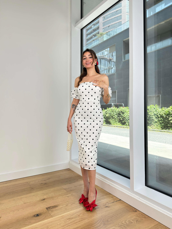 Düşük Balon Kol Radkal Kadın Puantiyeli Beyaz Midi Elbise 24Y606