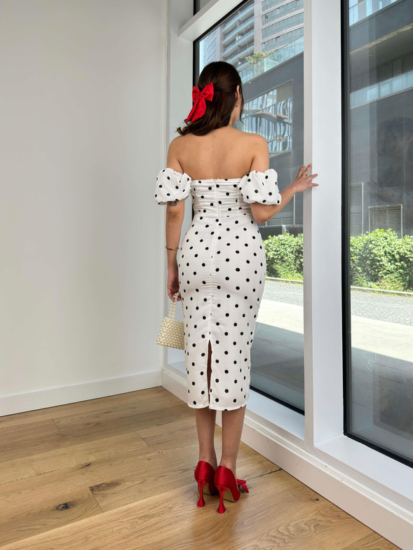 Düşük Balon Kol Radkal Kadın Puantiyeli Beyaz Midi Elbise 24Y606