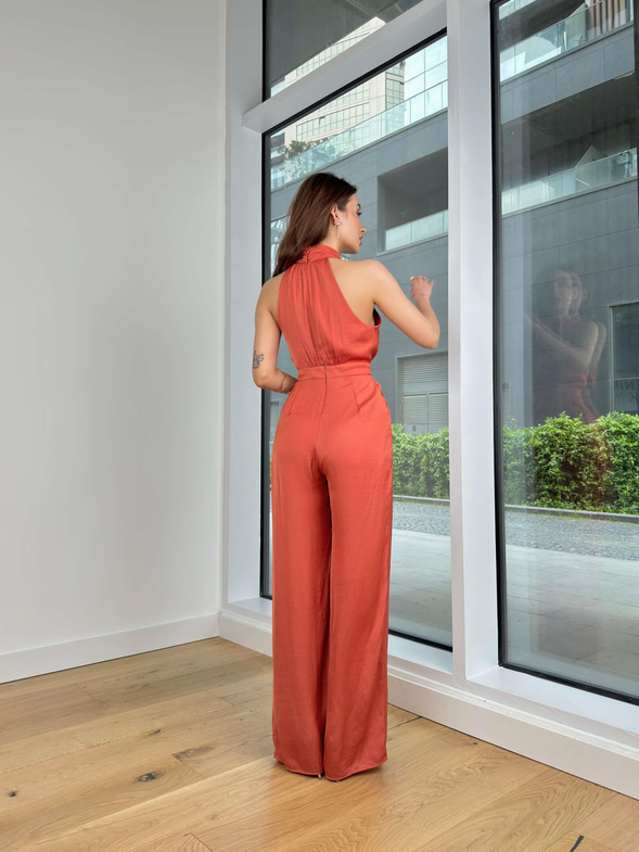 Boğazlı Kolsuz Drape Detaylı Bol Paça Rivaldo Kadın Kiremit Tulum 24Y119
