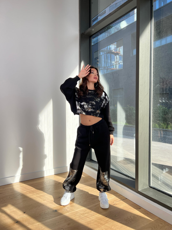 Bisiklet Yaka Crop Sweatshirt Paçası Ve Beli Lastikli Eşofman Altı Sara Kadın Siyah Gümüş Detaylı Takım 24k350