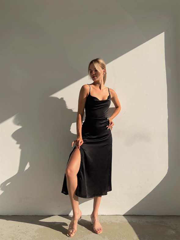 Saten Degaje Yaka Yanı Düğme Detaylı Yırtmaçlı Libor Kadın Siyah Elbise 22Y000452